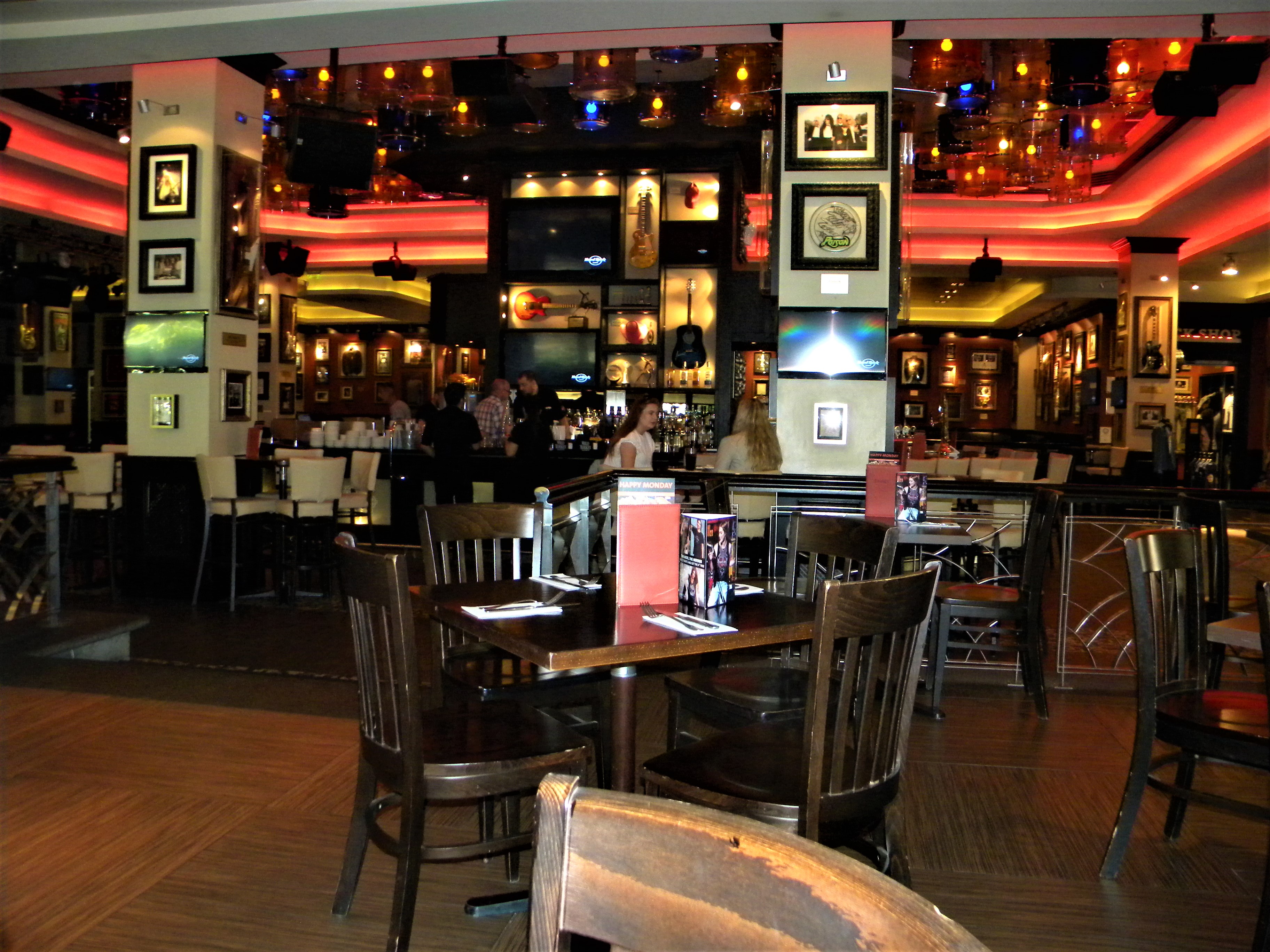 Klimatyczna przestrzeń wewnątrz restauracji Kavorenth